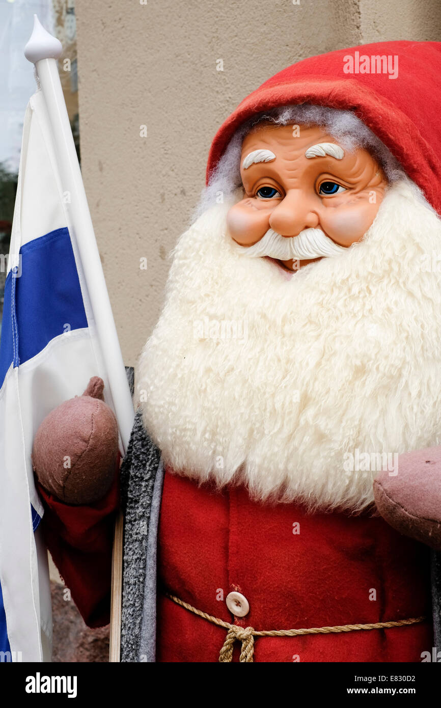 Finnland, Helsinki. Nahaufnahme einer Weihnachtsmann-Puppe mit der finnischen nationalen Flagge Stockfoto