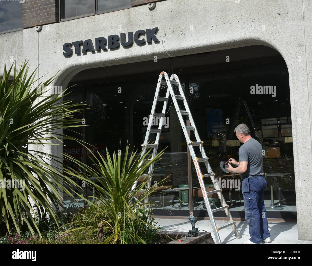 Das ehemalige Hauptquartier der Anglo Irish Bank auf St. Stephens Green hat neue Starbucks-Zeichen im Ort befand sich das alte berüchtigten Anglo-Schild errichtet. Die Anglo Irish Bank Zeichen war für viele ein Symbol gleichbedeutend mit der Celtic Tiger und die anschließende rauen Wirtschaftsklima & Rezession in Irland in den letzten Jahren - seine Entfernung gemacht, sowohl auf nationaler als auch auf internationale Nachrichten Schlagzeilen Featuring: Starbucks wo: Dublin, Irland: 25. März 2014 Stockfoto