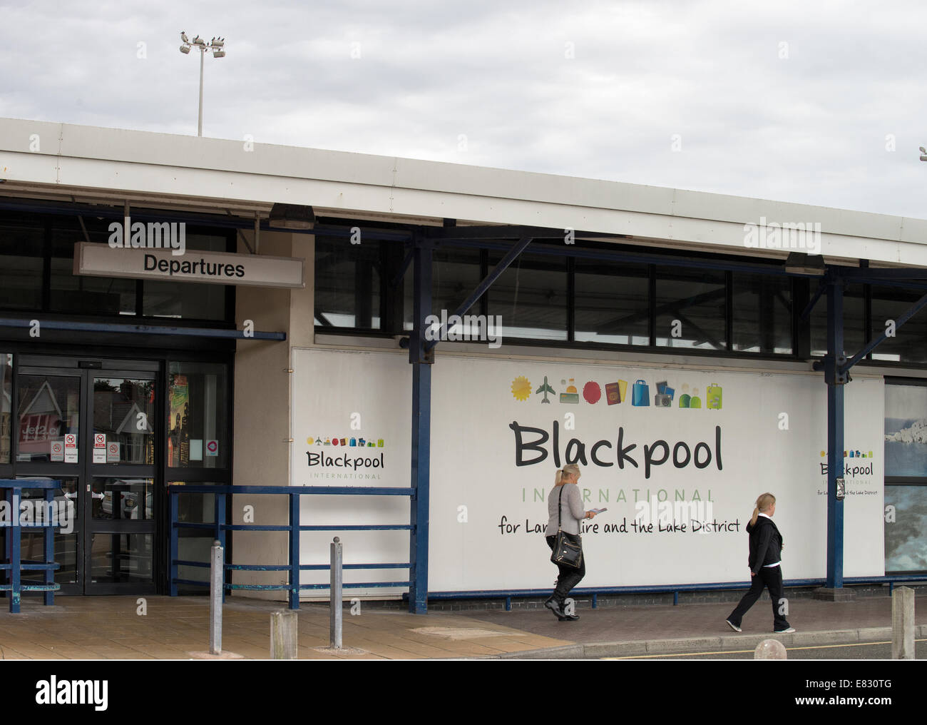 Blackpool, Lancashire: Montag, 29. September 2014. Balfour Beatty angekündigt, dass mit Wirkung vom 8. Oktober 2014, Blackpool International Airport in der Nähe die Reisepläne von Tausenden von Menschen in Aufruhr werfen und Tausende mehr, die sich derzeit im Ausland, sind unsicher, wie Sie nach Hause kommen. Credit: Barrie Harwood/alamy leben Nachrichten Stockfoto