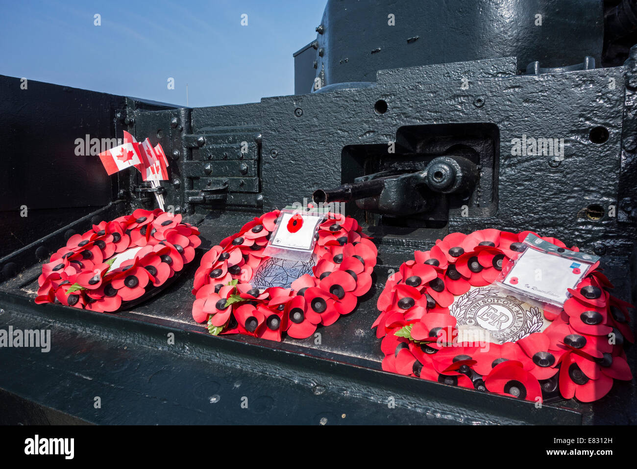 Mohn Kränze auf AVRE Churchill MK VIII Panzer am Juno Beach, Graye-Sur-Mer, Basse-Normandie, Frankreich Stockfoto