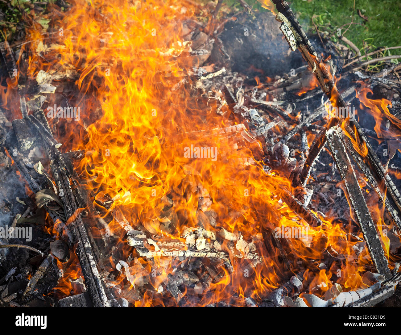 Müll in Brand, illegale Garten ausbrennen. Stockfoto