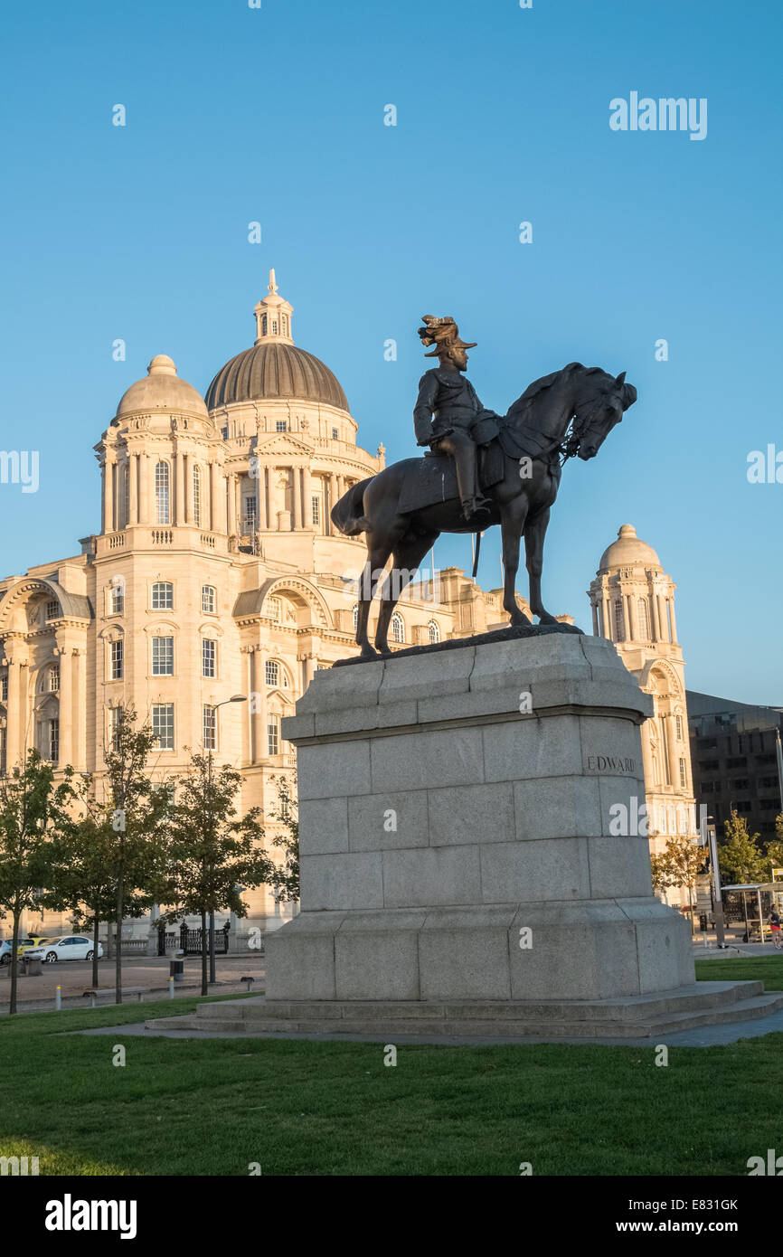 König Edward 7. Bronze Statue und Port of Liverpool Building, Pier Head, Liverpool, Merseyside UK Stockfoto