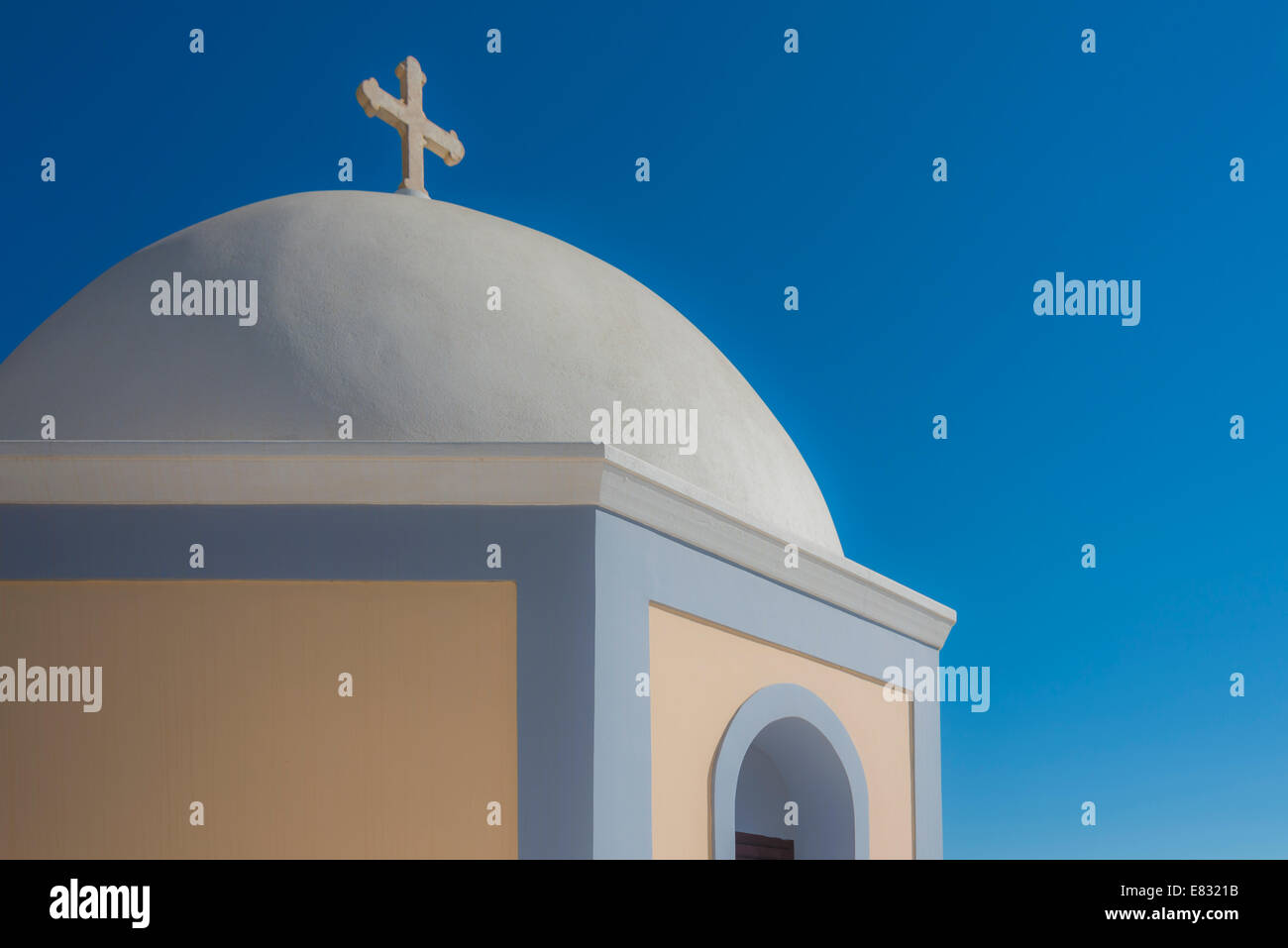 Eine griechische orthodoxe Kapelle in Thira auf Santorin vor einem strahlend blauen mediterranen Himmel eingestellt Stockfoto