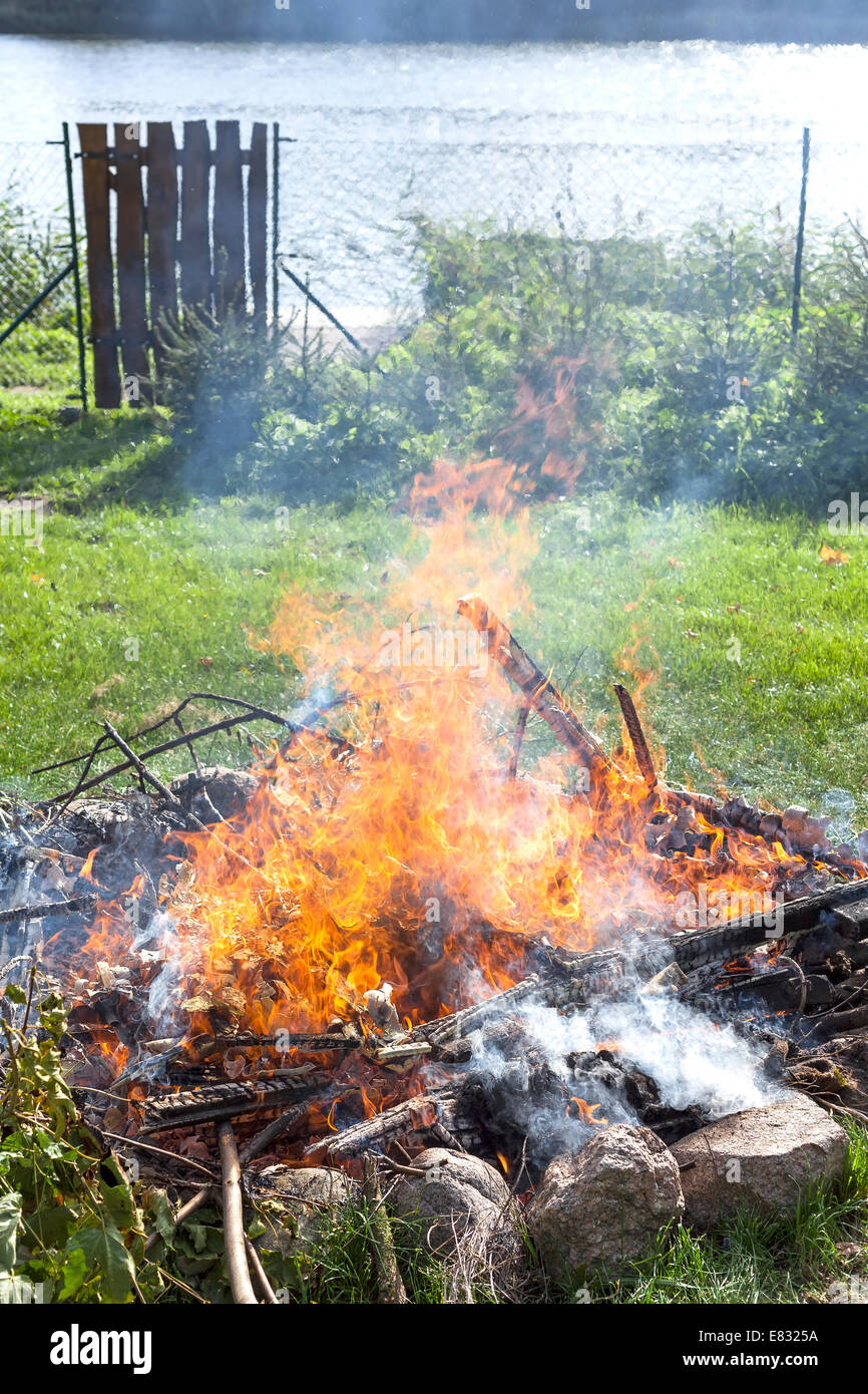 Müll in Brand, illegale Garten ausbrennen. Stockfoto