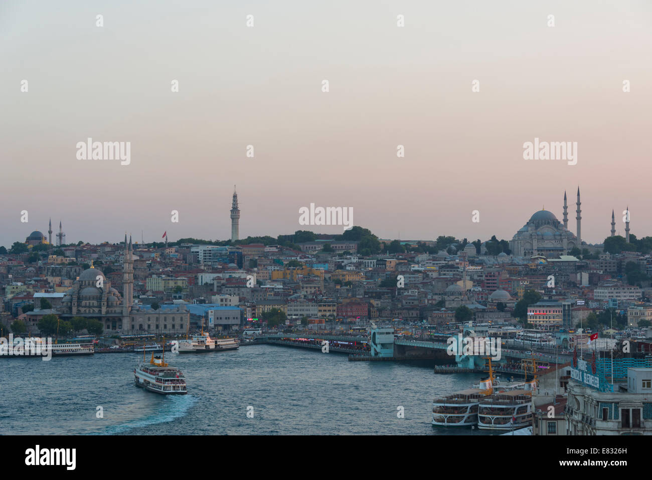 Die Galata-Brücke im Zentrum von Istanbul bei Sonnenuntergang an einem belebten Abend Stockfoto