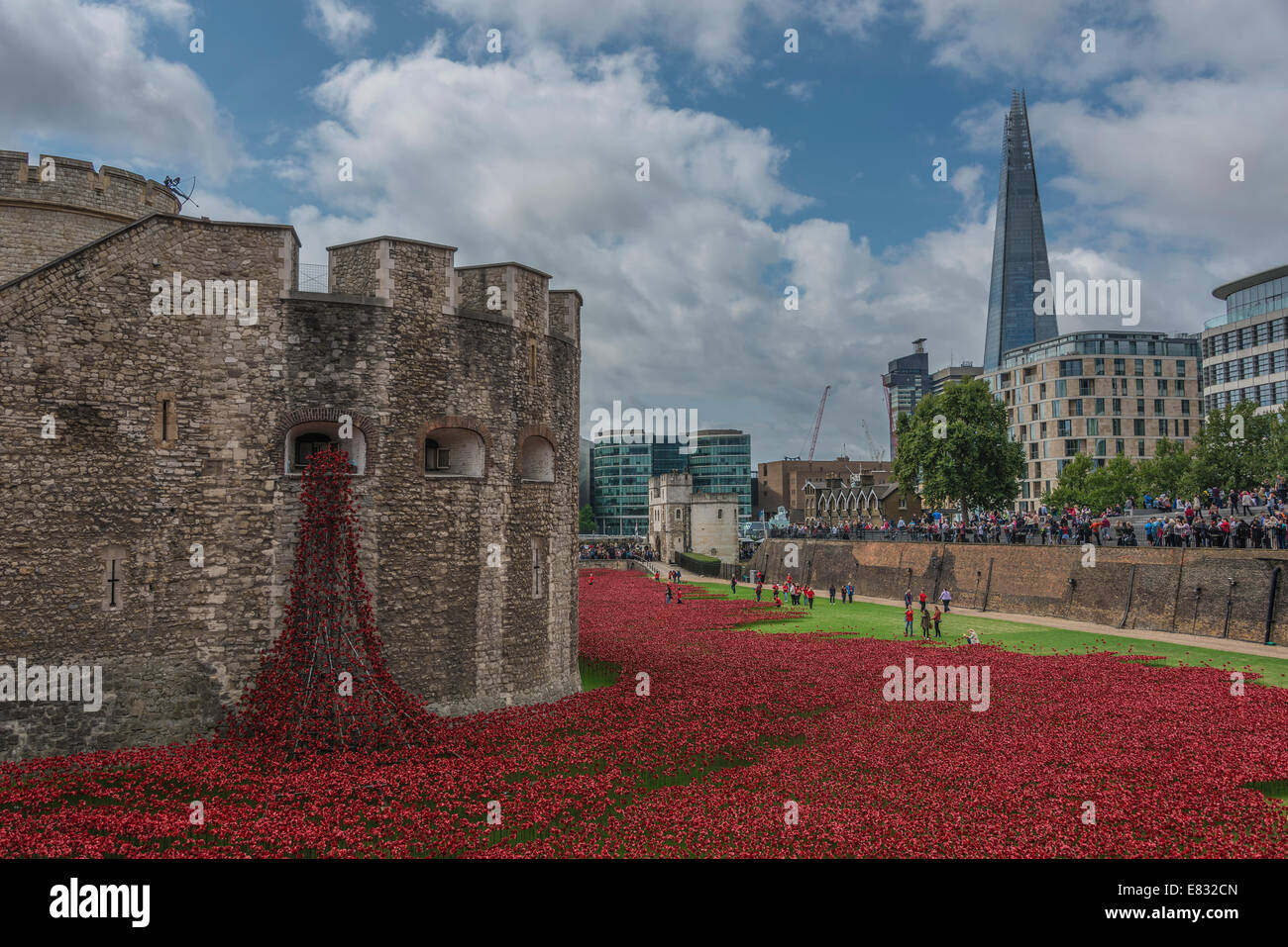 Blut Mehrfrequenzdarstellung Länder und Meere rot - die Installation von Keramik Mohnblumen in den Tower of London Stockfoto