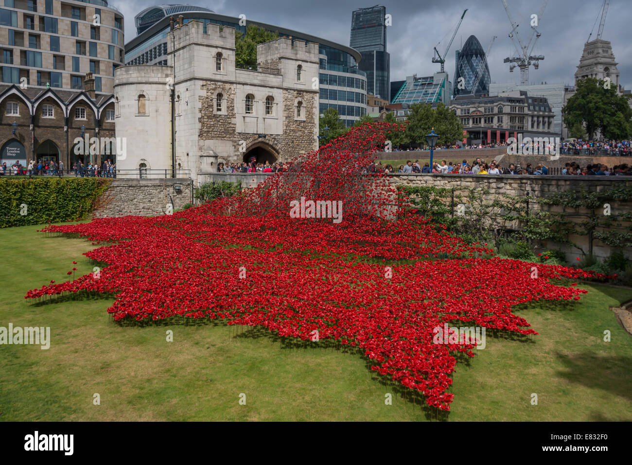 Blut Mehrfrequenzdarstellung Länder und Meere rot - die Installation von Keramik Mohnblumen in den Tower of London Stockfoto
