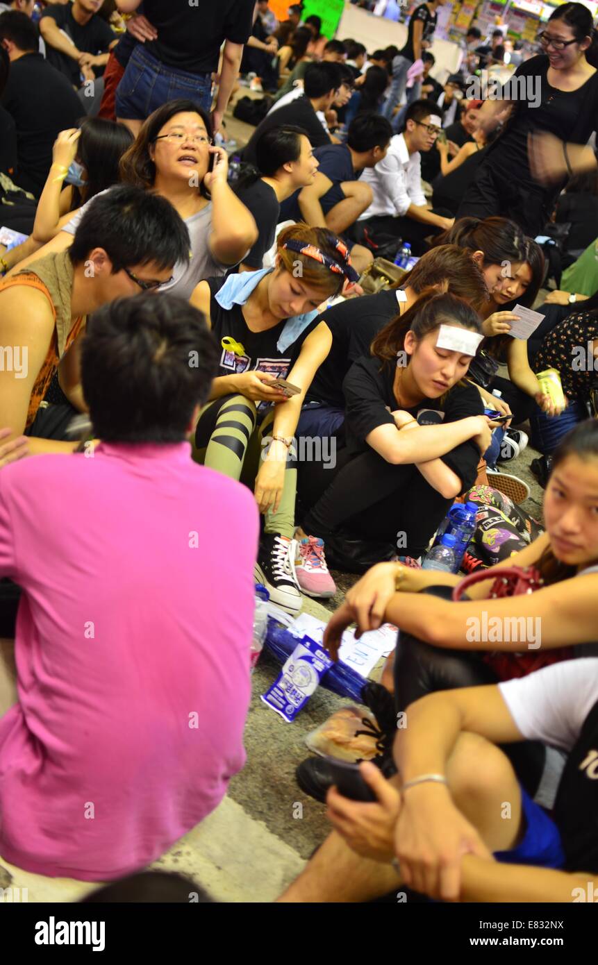 Hong Kong. 29. Sep, 2014. Hong Kong-Proteste: Einige Demonstranten ruhen wie Tausende von jungen Menschen tragen schwarze T-shirts blockiert Verkehr auf Hennessy Road, eine ansonsten beschäftigt mehrspurige Durchgangsstraße in Causeway Bay, Hong Kong in der zweiten Nacht ein Pro-Demokratie-Sit-in bekannt als "Occupy Central" teilnehmen. Die Stimmung war ruhig und feierlich, während der Nacht zuvor, im Bezirk Admiralty Demonstranten Tränengas, Pfefferspray und Schlagstöcken von Polizei in voller Kampfausrüstung konfrontiert. Bildnachweis: Stefan Irvine/Alamy Live-Nachrichten Stockfoto