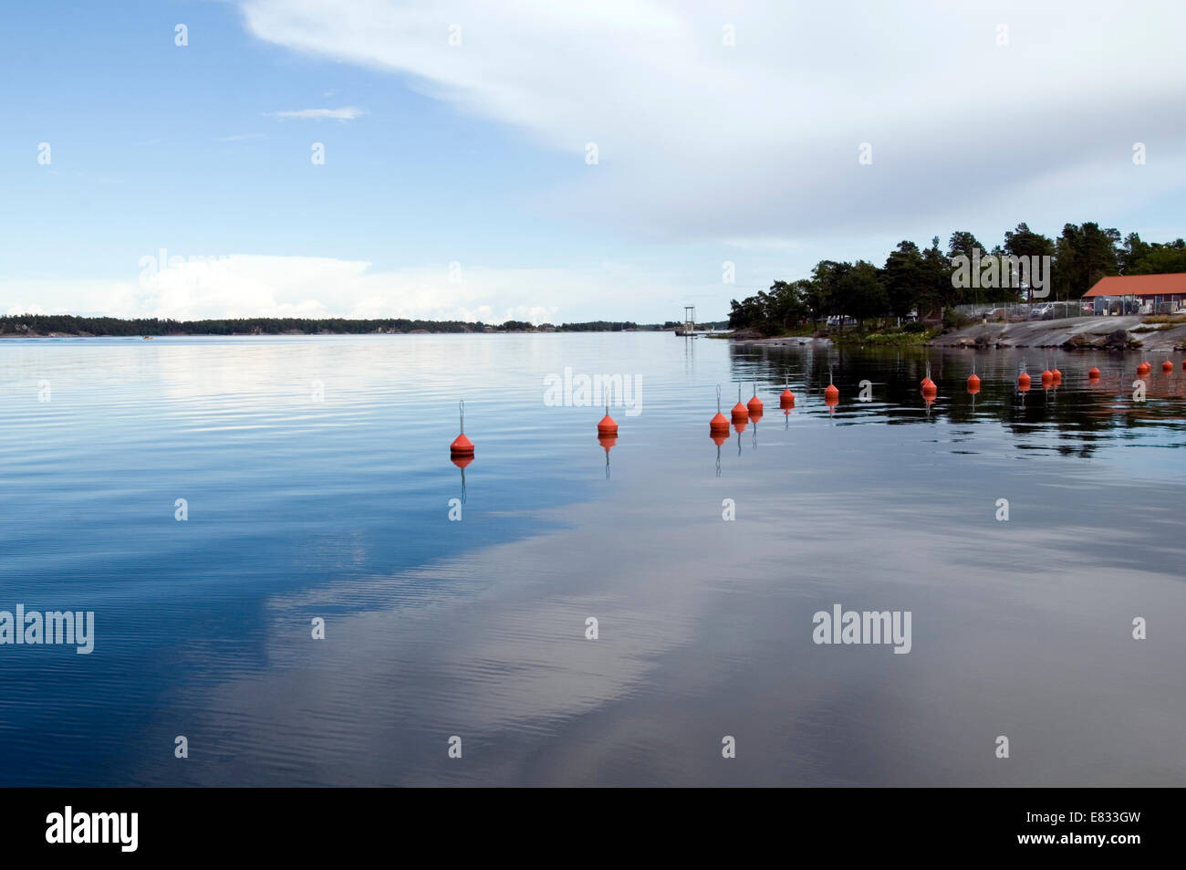 schwedischen See Seen Schweden ruhigen Wasser Himmel zurückgebogen in Oberfläche Stockfoto
