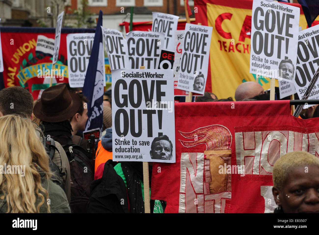 Lehrer marschieren während einem landesweiten Tag des Streiks im Zentrum von London. Sie protestieren gegen Reformen im Bildungswesen und Arbeitsbedingung en, herbeigeführt durch Michael Goves Politik. Sie wütend auf unfaire Renten Änderungen und übermäßige Arbeitsbelastung/Bürokratie und Nachfrage besser bezahlen.  Mitwirkende: Demonstranten, Demonstranten wo: London, Vereinigtes Königreich bei: 26. März 2014 Stockfoto Lehrer marschieren während einem landesweiten Tag des Streiks im Zentrum von London. Sie protestieren gegen Reformen im Bildungswesen und Arbeitsbedingung en, herbeigeführt durch Michael Goves Politik. Sie wütend auf unfaire Renten Änderungen und übermäßige Arbeitsbelastung/Bürokratie und Nachfrage besser bezahlen.  Mitwirkende: Demonstranten, Demonstranten wo: London, Vereinigtes Königreich bei: 26. März 2014 Stockfoto
