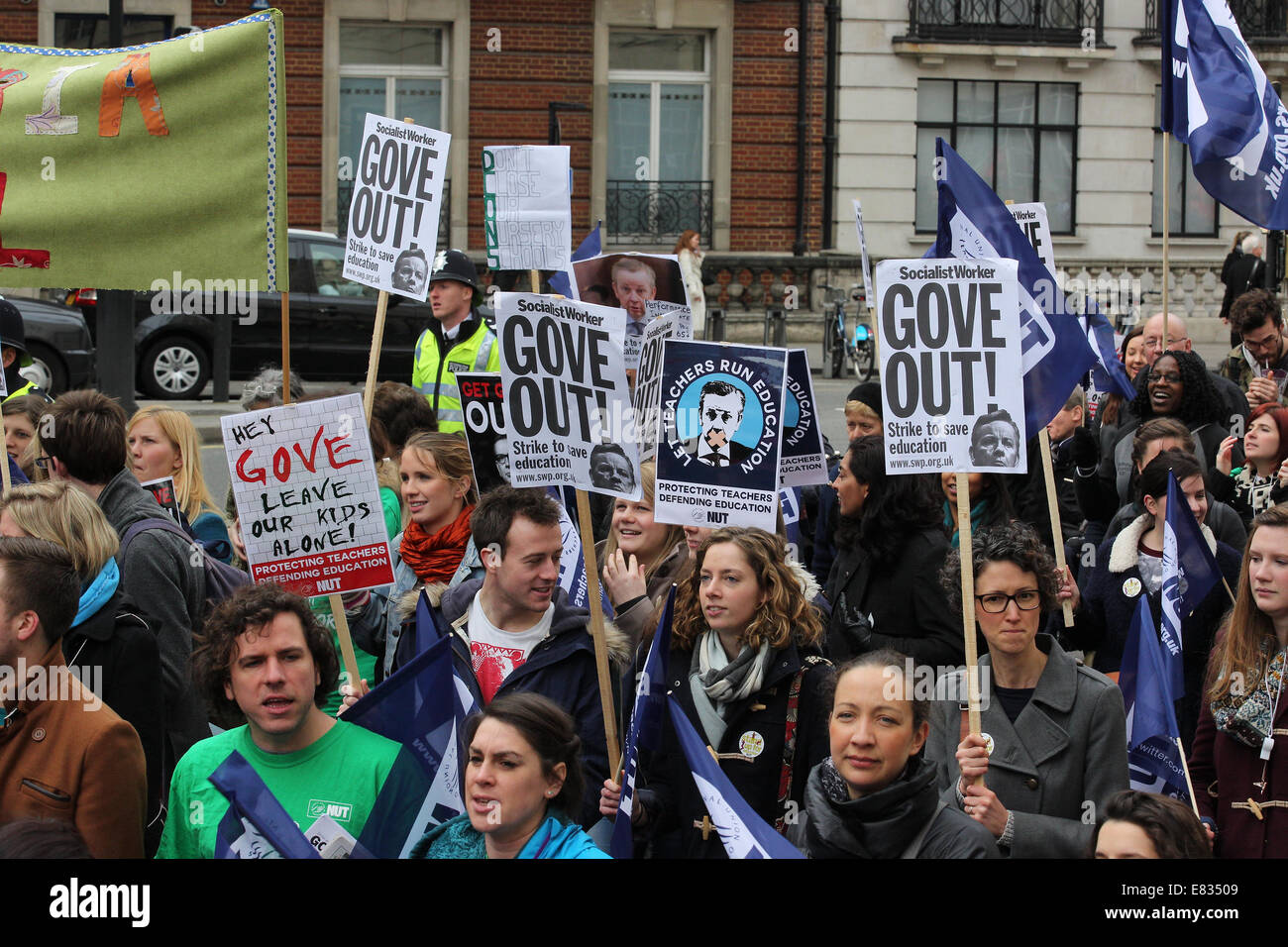 Lehrer marschieren während einem landesweiten Tag des Streiks im Zentrum von London. Sie protestieren gegen Reformen im Bildungswesen und Arbeitsbedingung en, herbeigeführt durch Michael Goves Politik. Sie wütend auf unfaire Renten Änderungen und übermäßige Arbeitsbelastung/Bürokratie und Nachfrage besser bezahlen.  Mitwirkende: Demonstranten, Demonstranten wo: London, Vereinigtes Königreich bei: 26. März 2014 Stockfoto Lehrer marschieren während einem landesweiten Tag des Streiks im Zentrum von London. Sie protestieren gegen Reformen im Bildungswesen und Arbeitsbedingung en, herbeigeführt durch Michael Goves Politik. Sie wütend auf unfaire Renten Änderungen und übermäßige Arbeitsbelastung/Bürokratie und Nachfrage besser bezahlen.  Mitwirkende: Demonstranten, Demonstranten wo: London, Vereinigtes Königreich bei: 26. März 2014 Stockfoto