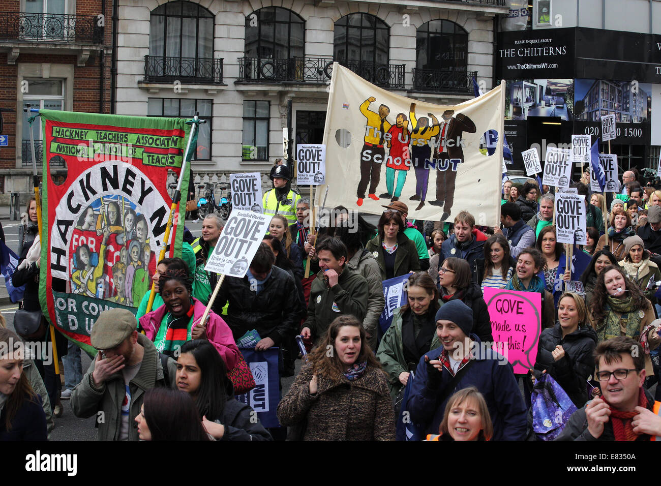 Lehrer marschieren während einem landesweiten Tag des Streiks im Zentrum von London. Sie protestieren gegen Reformen im Bildungswesen und Arbeitsbedingung en, herbeigeführt durch Michael Goves Politik. Sie wütend auf unfaire Renten Änderungen und übermäßige Arbeitsbelastung/Bürokratie und Nachfrage besser bezahlen.  Mitwirkende: Demonstranten, Demonstranten wo: London, Vereinigtes Königreich bei: 26. März 2014 Stockfoto