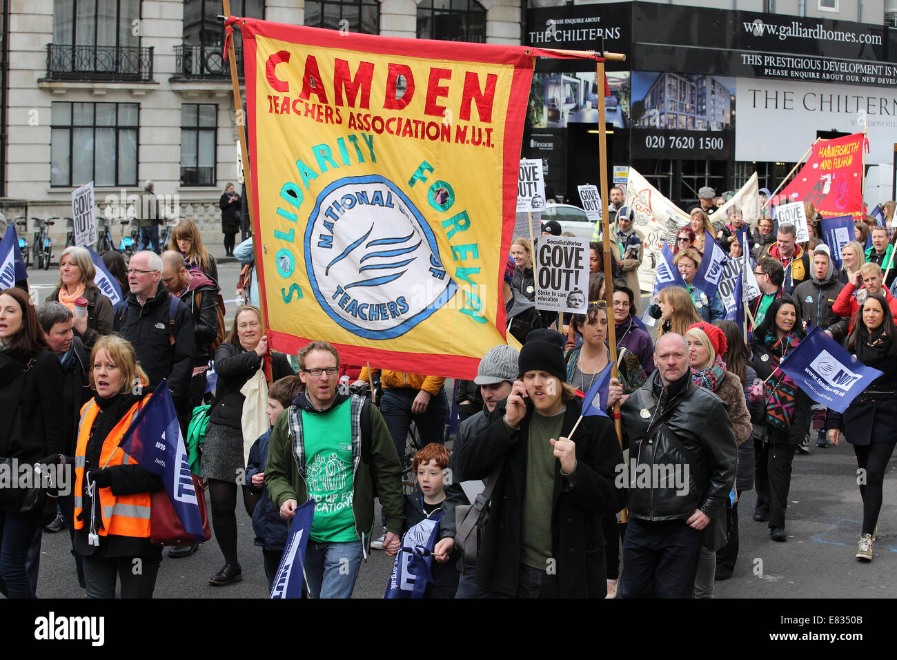Lehrer marschieren während einem landesweiten Tag des Streiks im Zentrum von London. Sie protestieren gegen Reformen im Bildungswesen und Arbeitsbedingung en, herbeigeführt durch Michael Goves Politik. Sie wütend auf unfaire Renten Änderungen und übermäßige Arbeitsbelastung/Bürokratie und Nachfrage besser bezahlen.  Mitwirkende: Demonstranten, Demonstranten wo: London, Vereinigtes Königreich bei: 26. März 2014 Stockfoto