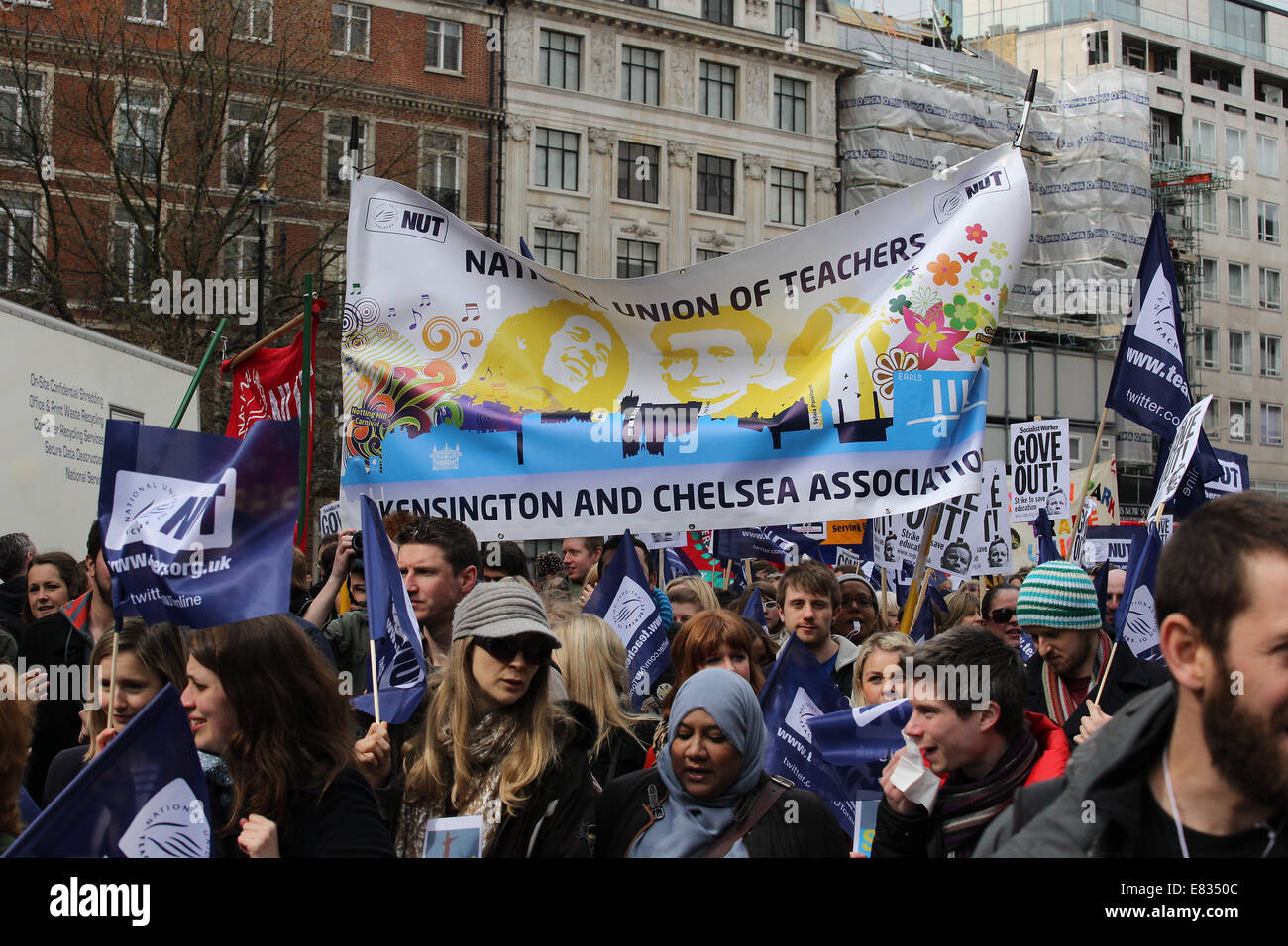 Lehrer marschieren während einem landesweiten Tag des Streiks im Zentrum von London. Sie protestieren gegen Reformen im Bildungswesen und Arbeitsbedingung en, herbeigeführt durch Michael Goves Politik. Sie wütend auf unfaire Renten Änderungen und übermäßige Arbeitsbelastung/Bürokratie und Nachfrage besser bezahlen.  Mitwirkende: Demonstranten, Demonstranten wo: London, Vereinigtes Königreich bei: 26. März 2014 Stockfoto