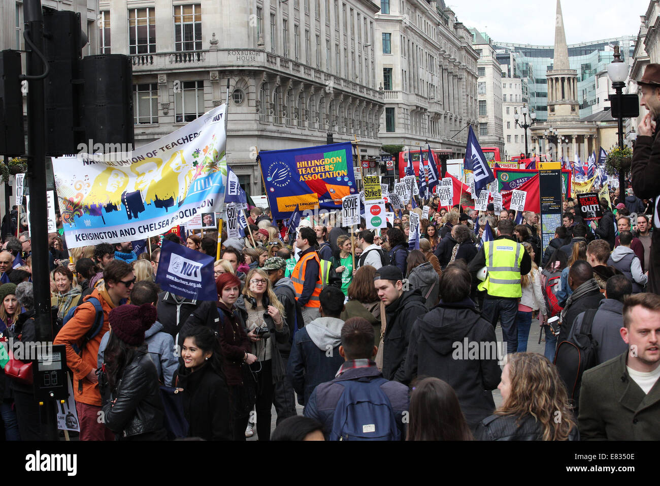 Lehrer marschieren während einem landesweiten Tag des Streiks im Zentrum von London. Sie protestieren gegen Reformen im Bildungswesen und Arbeitsbedingung en, herbeigeführt durch Michael Goves Politik. Sie wütend auf unfaire Renten Änderungen und übermäßige Arbeitsbelastung/Bürokratie und Nachfrage besser bezahlen.  Mitwirkende: Demonstranten, Demonstranten wo: London, Vereinigtes Königreich bei: 26. März 2014 Stockfoto