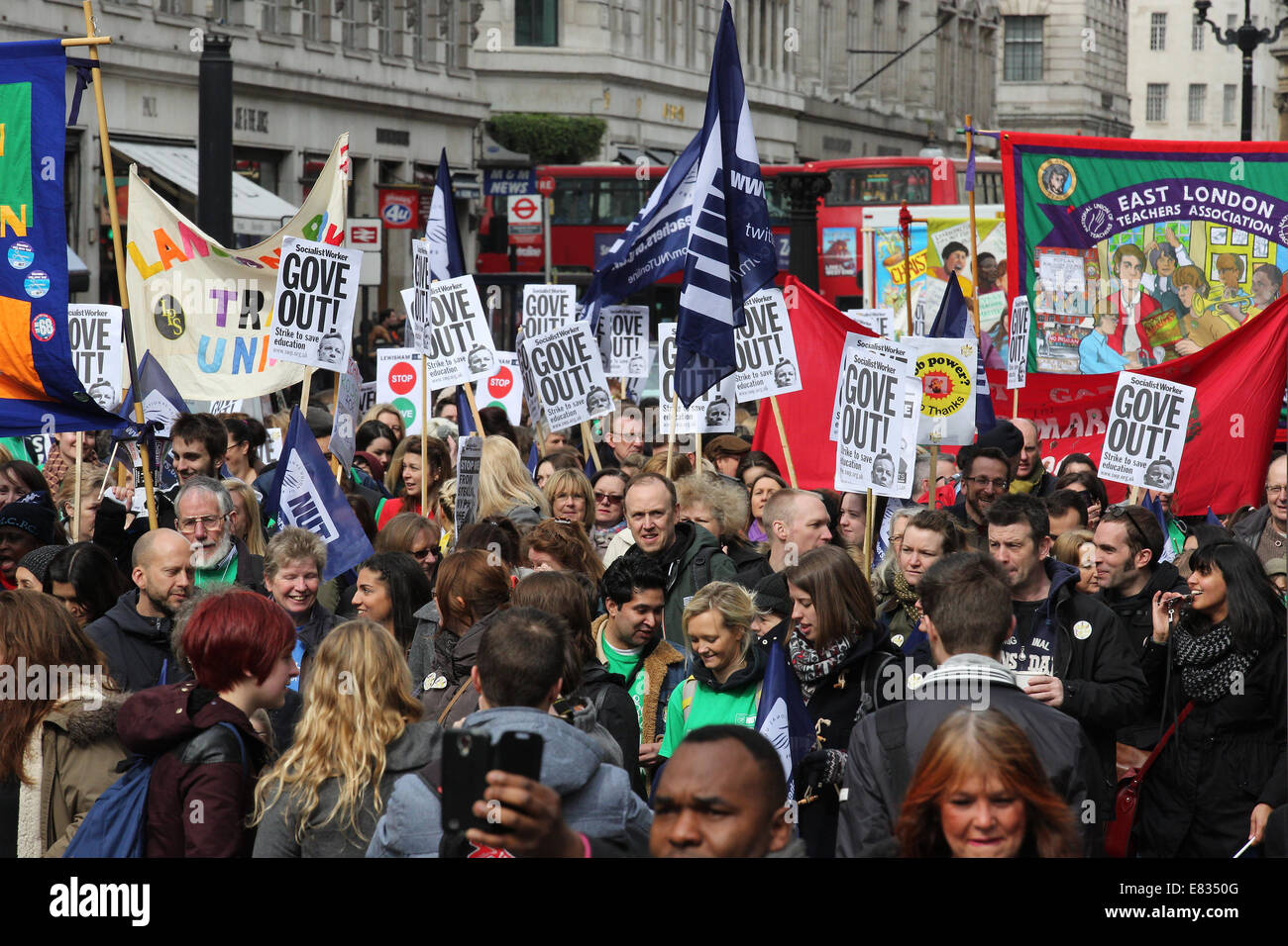 Lehrer marschieren während einem landesweiten Tag des Streiks im Zentrum von London. Sie protestieren gegen Reformen im Bildungswesen und Arbeitsbedingung en, herbeigeführt durch Michael Goves Politik. Sie wütend auf unfaire Renten Änderungen und übermäßige Arbeitsbelastung/Bürokratie und Nachfrage besser bezahlen.  Mitwirkende: Demonstranten, Demonstranten wo: London, Vereinigtes Königreich bei: 26. März 2014 Stockfoto