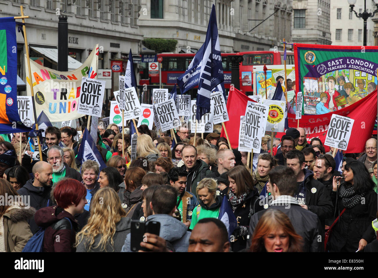 Lehrer marschieren während einem landesweiten Tag des Streiks im Zentrum von London. Sie protestieren gegen Reformen im Bildungswesen und Arbeitsbedingung en, herbeigeführt durch Michael Goves Politik. Sie wütend auf unfaire Renten Änderungen und übermäßige Arbeitsbelastung/Bürokratie und Nachfrage besser bezahlen.  Mitwirkende: Demonstranten, Demonstranten wo: London, Vereinigtes Königreich bei: 26. März 2014 Stockfoto