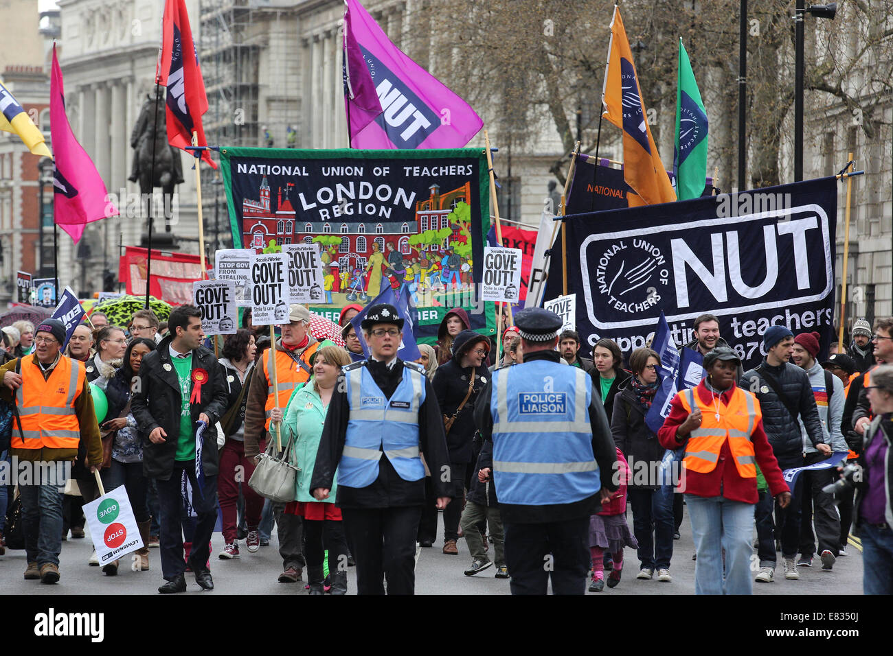 Lehrer marschieren während einem landesweiten Tag des Streiks im Zentrum von London. Sie protestieren gegen Reformen im Bildungswesen und Arbeitsbedingung en, herbeigeführt durch Michael Goves Politik. Sie wütend auf unfaire Renten Änderungen und übermäßige Arbeitsbelastung/Bürokratie und Nachfrage besser bezahlen.  Mitwirkende: Demonstranten, Demonstranten wo: London, Vereinigtes Königreich bei: 26. März 2014 Stockfoto