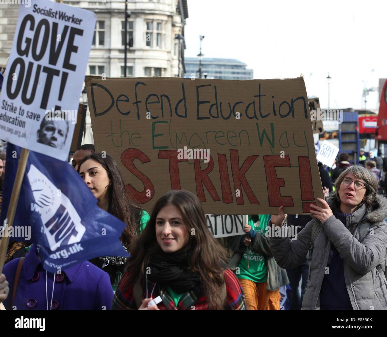 Lehrer marschieren während einem landesweiten Tag des Streiks im Zentrum von London. Sie protestieren gegen Reformen im Bildungswesen und Arbeitsbedingung en, herbeigeführt durch Michael Goves Politik. Sie wütend auf unfaire Renten Änderungen und übermäßige Arbeitsbelastung/Bürokratie und Nachfrage besser bezahlen.  Mitwirkende: Demonstranten, Demonstranten wo: London, Vereinigtes Königreich bei: 26. März 2014 Stockfoto