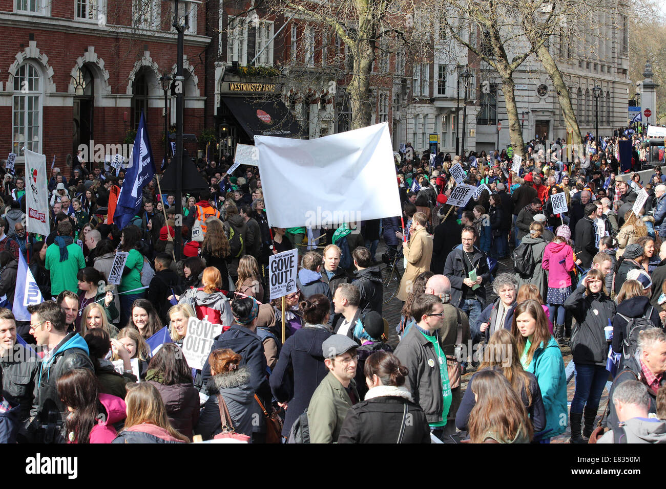 Lehrer marschieren während einem landesweiten Tag des Streiks im Zentrum von London. Sie protestieren gegen Reformen im Bildungswesen und Arbeitsbedingung en, herbeigeführt durch Michael Goves Politik. Sie wütend auf unfaire Renten Änderungen und übermäßige Arbeitsbelastung/Bürokratie und Nachfrage besser bezahlen.  Mitwirkende: Demonstranten, Demonstranten wo: London, Vereinigtes Königreich bei: 26. März 2014 Stockfoto