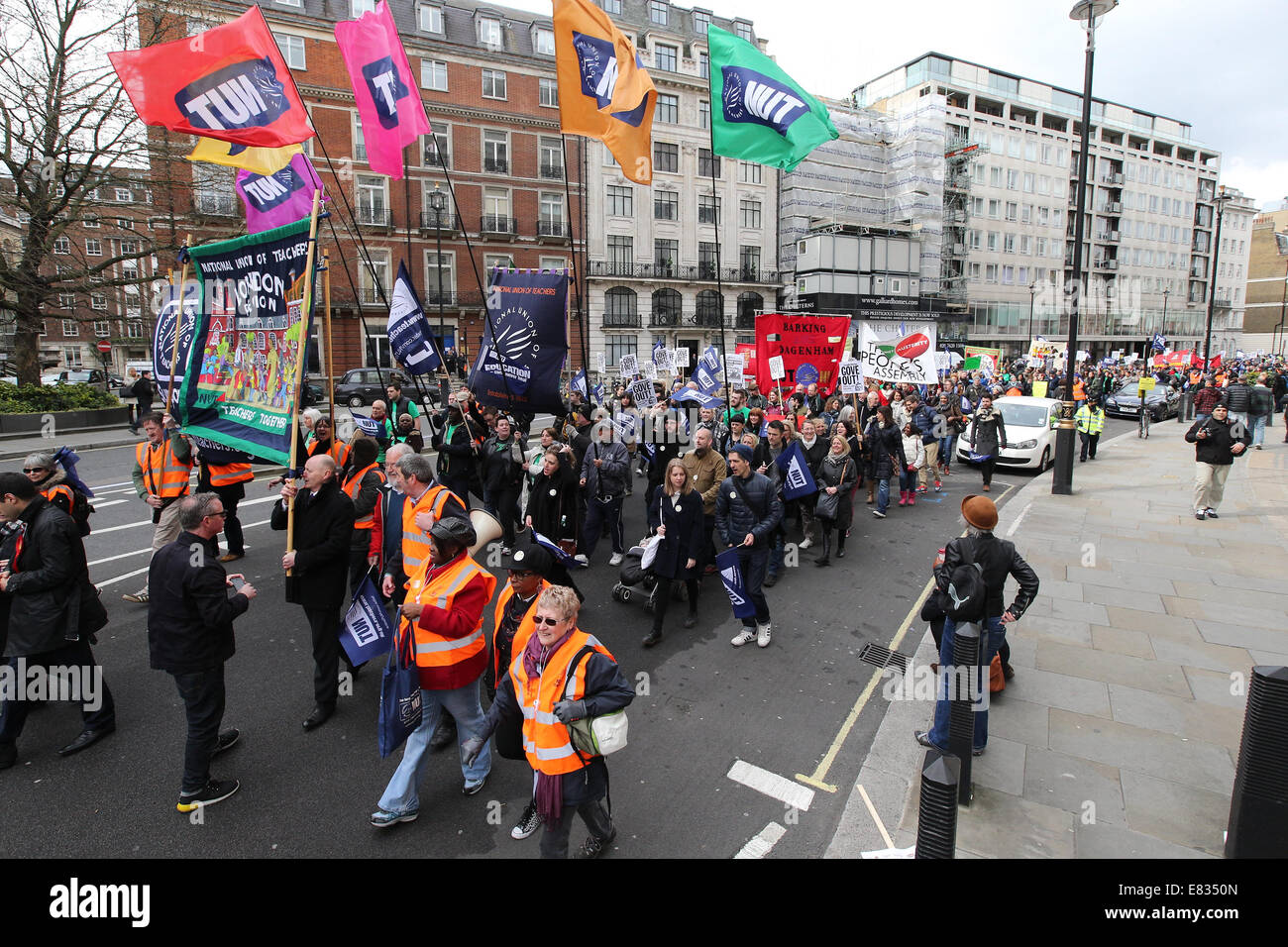 Lehrer marschieren während einem landesweiten Tag des Streiks im Zentrum von London. Sie protestieren gegen Reformen im Bildungswesen und Arbeitsbedingung en, herbeigeführt durch Michael Goves Politik. Sie wütend auf unfaire Renten Änderungen und übermäßige Arbeitsbelastung/Bürokratie und Nachfrage besser bezahlen.  Mitwirkende: Demonstranten, Demonstranten wo: London, Vereinigtes Königreich bei: 26. März 2014 Stockfoto