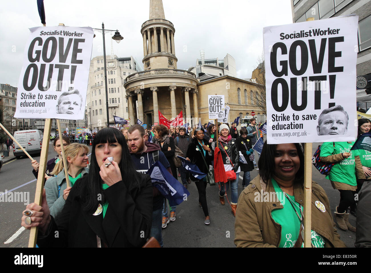 Lehrer marschieren während einem landesweiten Tag des Streiks im Zentrum von London. Sie protestieren gegen Reformen im Bildungswesen und Arbeitsbedingung en, herbeigeführt durch Michael Goves Politik. Sie wütend auf unfaire Renten Änderungen und übermäßige Arbeitsbelastung/Bürokratie und Nachfrage besser bezahlen.  Mitwirkende: Demonstranten, Demonstranten wo: London, Vereinigtes Königreich bei: 26. März 2014 Stockfoto