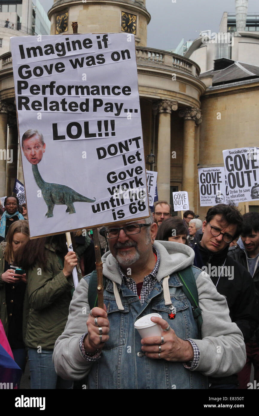Lehrer marschieren während einem landesweiten Tag des Streiks im Zentrum von London. Sie protestieren gegen Reformen im Bildungswesen und Arbeitsbedingung en, herbeigeführt durch Michael Goves Politik. Sie wütend auf unfaire Renten Änderungen und übermäßige Arbeitsbelastung/Bürokratie und Nachfrage besser bezahlen.  Mitwirkende: Demonstranten, Demonstranten wo: London, Vereinigtes Königreich bei: 26. März 2014 Stockfoto