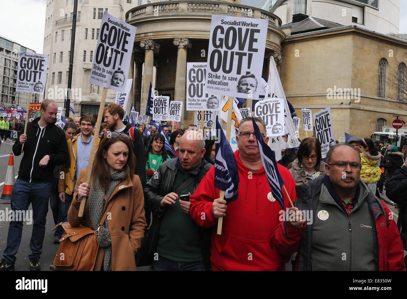 Lehrer marschieren während einem landesweiten Tag des Streiks im Zentrum von London. Sie protestieren gegen Reformen im Bildungswesen und Arbeitsbedingung en, herbeigeführt durch Michael Goves Politik. Sie wütend auf unfaire Renten Änderungen und übermäßige Arbeitsbelastung/Bürokratie und Nachfrage besser bezahlen.  Mitwirkende: Demonstranten, Demonstranten wo: London, Vereinigtes Königreich bei: 26. März 2014 Stockfoto