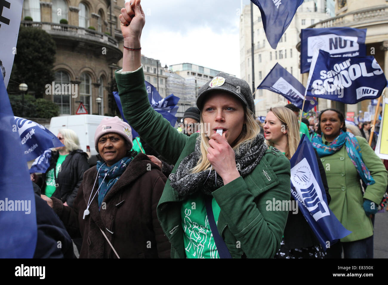 Lehrer marschieren während einem landesweiten Tag des Streiks im Zentrum von London. Sie protestieren gegen Reformen im Bildungswesen und Arbeitsbedingung en, herbeigeführt durch Michael Goves Politik. Sie wütend auf unfaire Renten Änderungen und übermäßige Arbeitsbelastung/Bürokratie und Nachfrage besser bezahlen.  Mitwirkende: Demonstranten, Demonstranten wo: London, Vereinigtes Königreich bei: 26. März 2014 Stockfoto