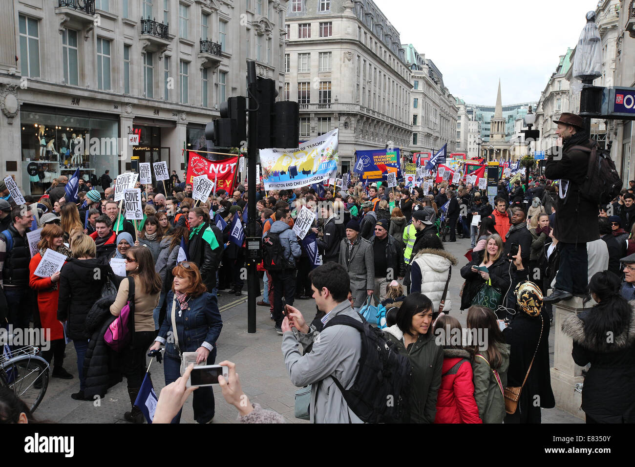Lehrer marschieren während einem landesweiten Tag des Streiks im Zentrum von London. Sie protestieren gegen Reformen im Bildungswesen und Arbeitsbedingung en, herbeigeführt durch Michael Goves Politik. Sie wütend auf unfaire Renten Änderungen und übermäßige Arbeitsbelastung/Bürokratie und Nachfrage besser bezahlen.  Mitwirkende: Demonstranten, Demonstranten wo: London, Vereinigtes Königreich bei: 26. März 2014 Stockfoto