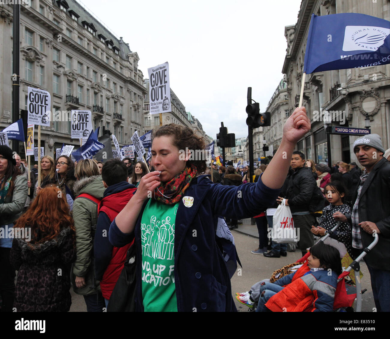Lehrer marschieren während einem landesweiten Tag des Streiks im Zentrum von London. Sie protestieren gegen Reformen im Bildungswesen und Arbeitsbedingung en, herbeigeführt durch Michael Goves Politik. Sie wütend auf unfaire Renten Änderungen und übermäßige Arbeitsbelastung/Bürokratie und Nachfrage besser bezahlen.  Mitwirkende: Demonstranten, Demonstranten wo: London, Vereinigtes Königreich bei: 26. März 2014 Stockfoto