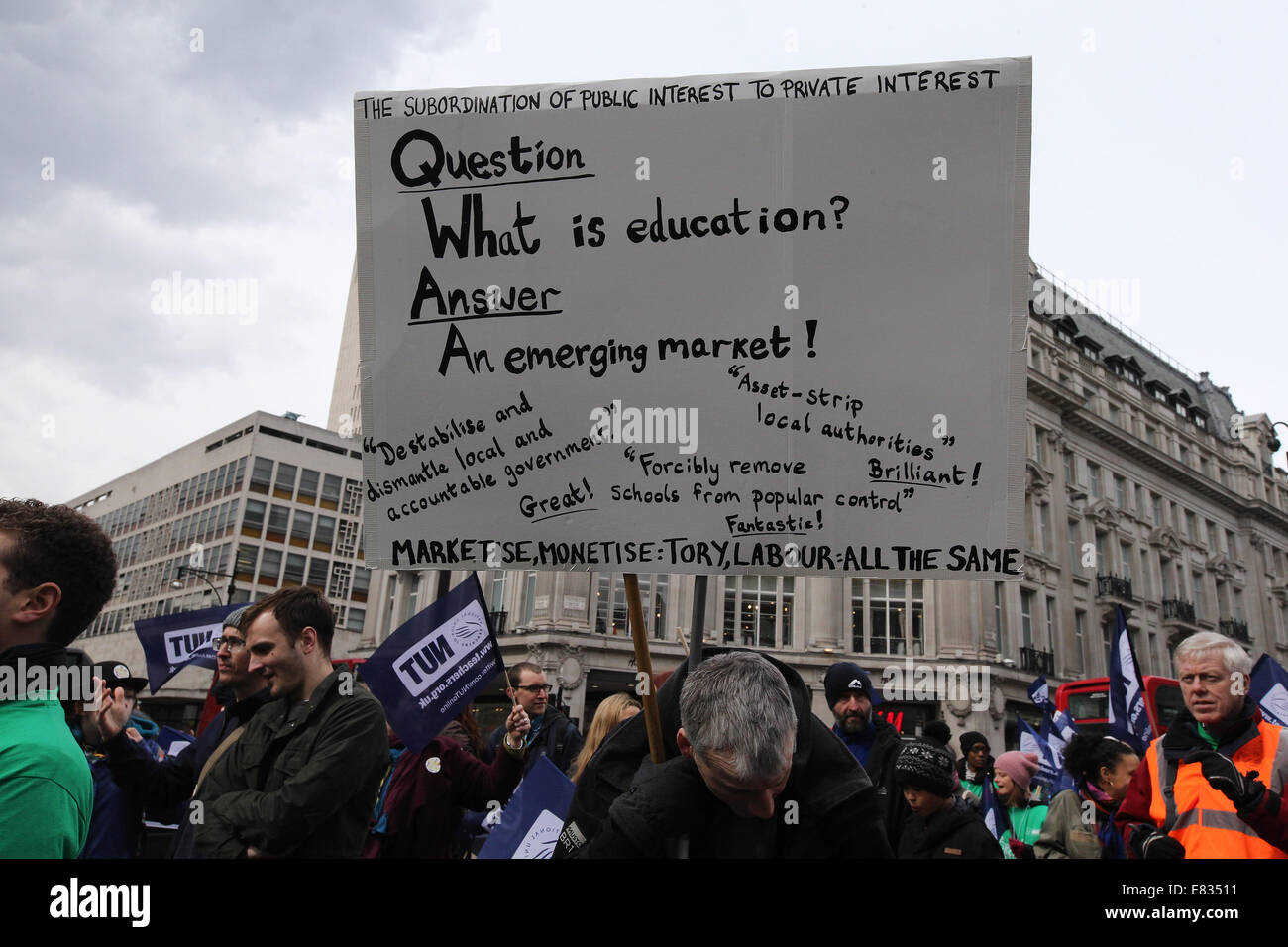 Lehrer marschieren während einem landesweiten Tag des Streiks im Zentrum von London. Sie protestieren gegen Reformen im Bildungswesen und Arbeitsbedingung en, herbeigeführt durch Michael Goves Politik. Sie wütend auf unfaire Renten Änderungen und übermäßige Arbeitsbelastung/Bürokratie und Nachfrage besser bezahlen.  Mitwirkende: Demonstranten, Demonstranten wo: London, Vereinigtes Königreich bei: 26. März 2014 Stockfoto