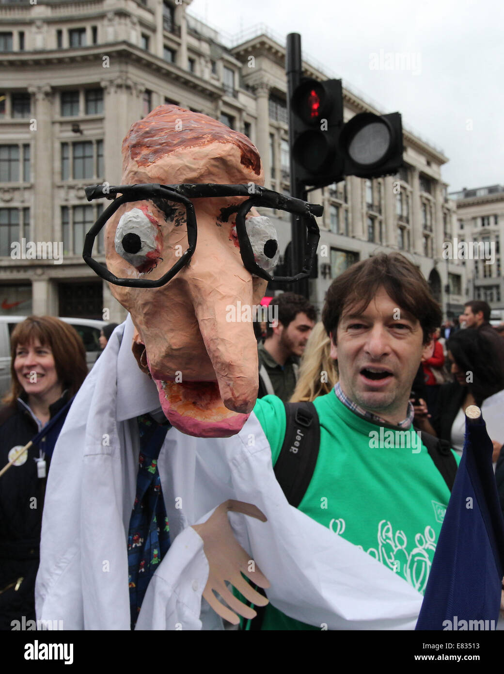 Lehrer marschieren während einem landesweiten Tag des Streiks im Zentrum von London. Sie protestieren gegen Reformen im Bildungswesen und Arbeitsbedingung en, herbeigeführt durch Michael Goves Politik. Sie wütend auf unfaire Renten Änderungen und übermäßige Arbeitsbelastung/Bürokratie und Nachfrage besser bezahlen.  Mitwirkende: Demonstranten, Demonstranten wo: London, Vereinigtes Königreich bei: 26. März 2014 Stockfoto