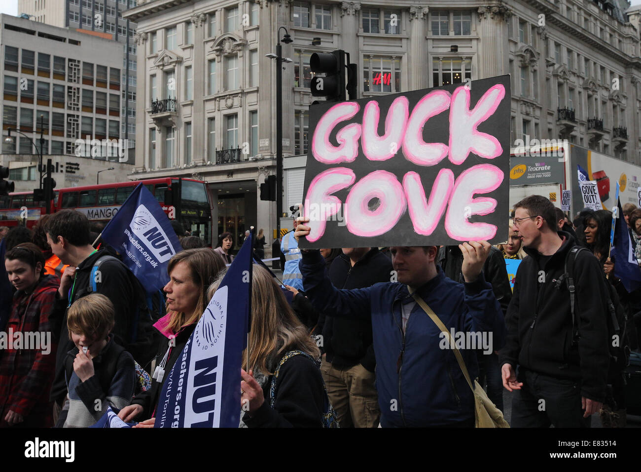 Lehrer marschieren während einem landesweiten Tag des Streiks im Zentrum von London. Sie protestieren gegen Reformen im Bildungswesen und Arbeitsbedingung en, herbeigeführt durch Michael Goves Politik. Sie wütend auf unfaire Renten Änderungen und übermäßige Arbeitsbelastung/Bürokratie und Nachfrage besser bezahlen.  Mitwirkende: Demonstranten, Demonstranten wo: London, Vereinigtes Königreich bei: 26. März 2014 Stockfoto
