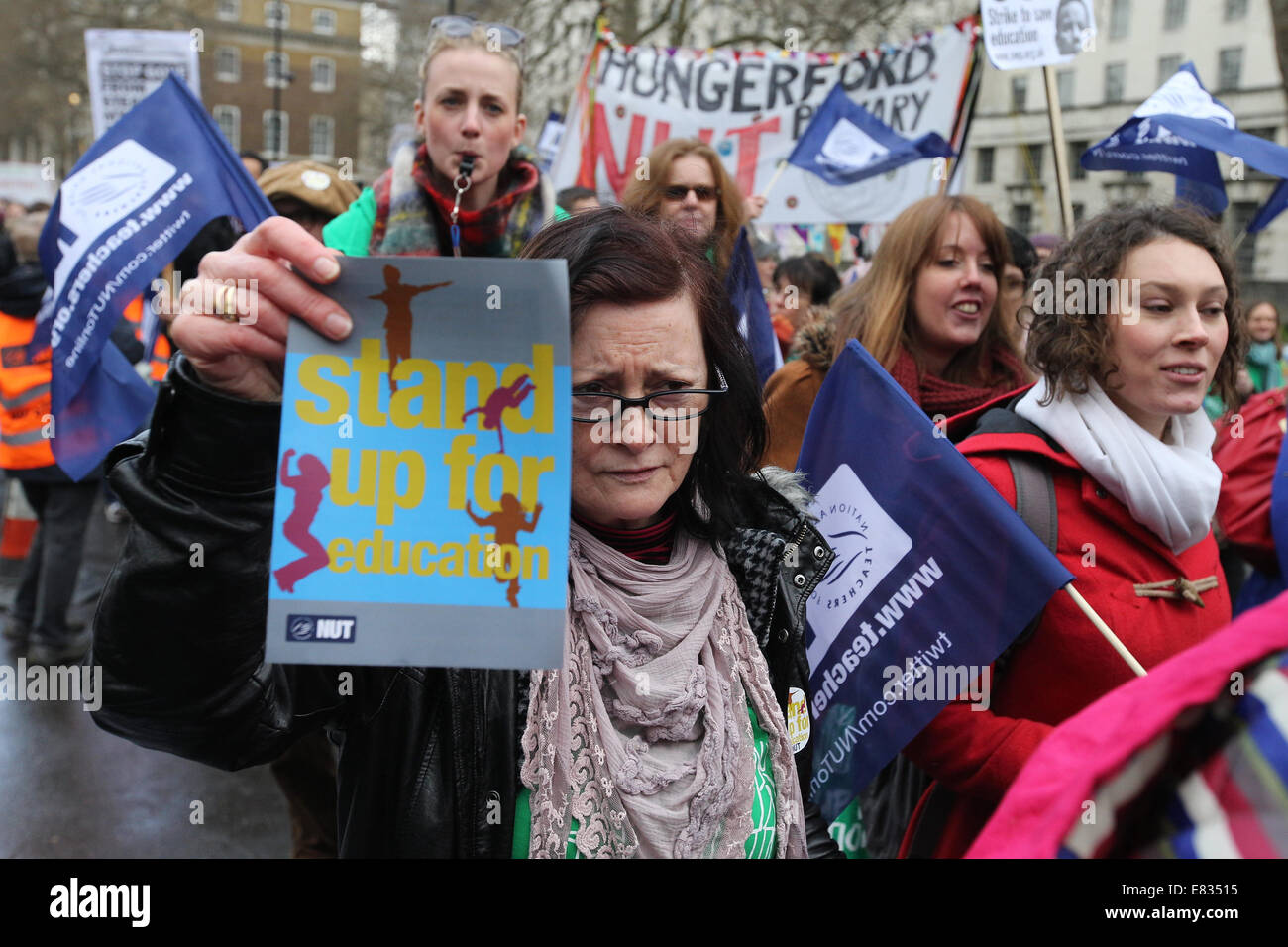 Lehrer marschieren während einem landesweiten Tag des Streiks im Zentrum von London. Sie protestieren gegen Reformen im Bildungswesen und Arbeitsbedingung en, herbeigeführt durch Michael Goves Politik. Sie wütend auf unfaire Renten Änderungen und übermäßige Arbeitsbelastung/Bürokratie und Nachfrage besser bezahlen.  Mitwirkende: Demonstranten, Demonstranten wo: London, Vereinigtes Königreich bei: 26. März 2014 Stockfoto