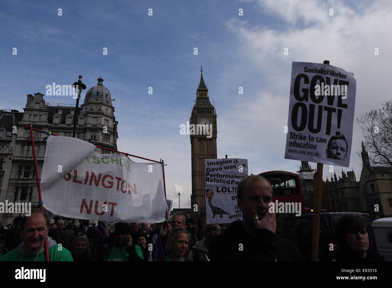 Lehrer marschieren während einem landesweiten Tag des Streiks im Zentrum von London. Sie protestieren gegen Reformen im Bildungswesen und Arbeitsbedingung en, herbeigeführt durch Michael Goves Politik. Sie wütend auf unfaire Renten Änderungen und übermäßige Arbeitsbelastung/Bürokratie und Nachfrage besser bezahlen.  Mitwirkende: Demonstranten, Demonstranten wo: London, Vereinigtes Königreich bei: 26. März 2014 Stockfoto