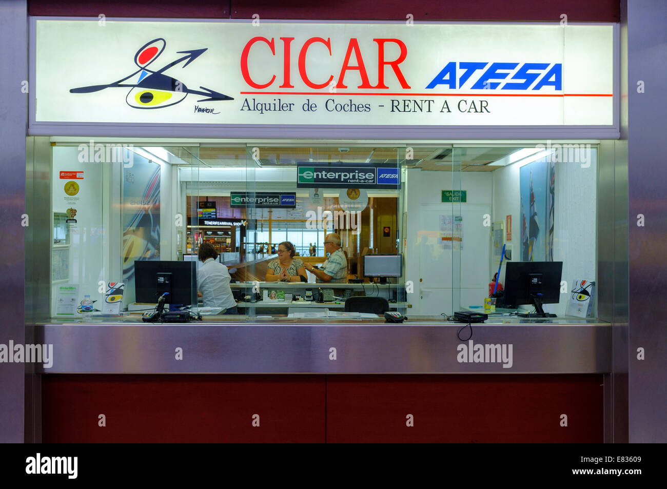 Auto mieten Unternehmen Vertrieb Schaltern auf Teneriffa Süd Flughafen, Kanarische Inseln, Spanien. Stockfoto