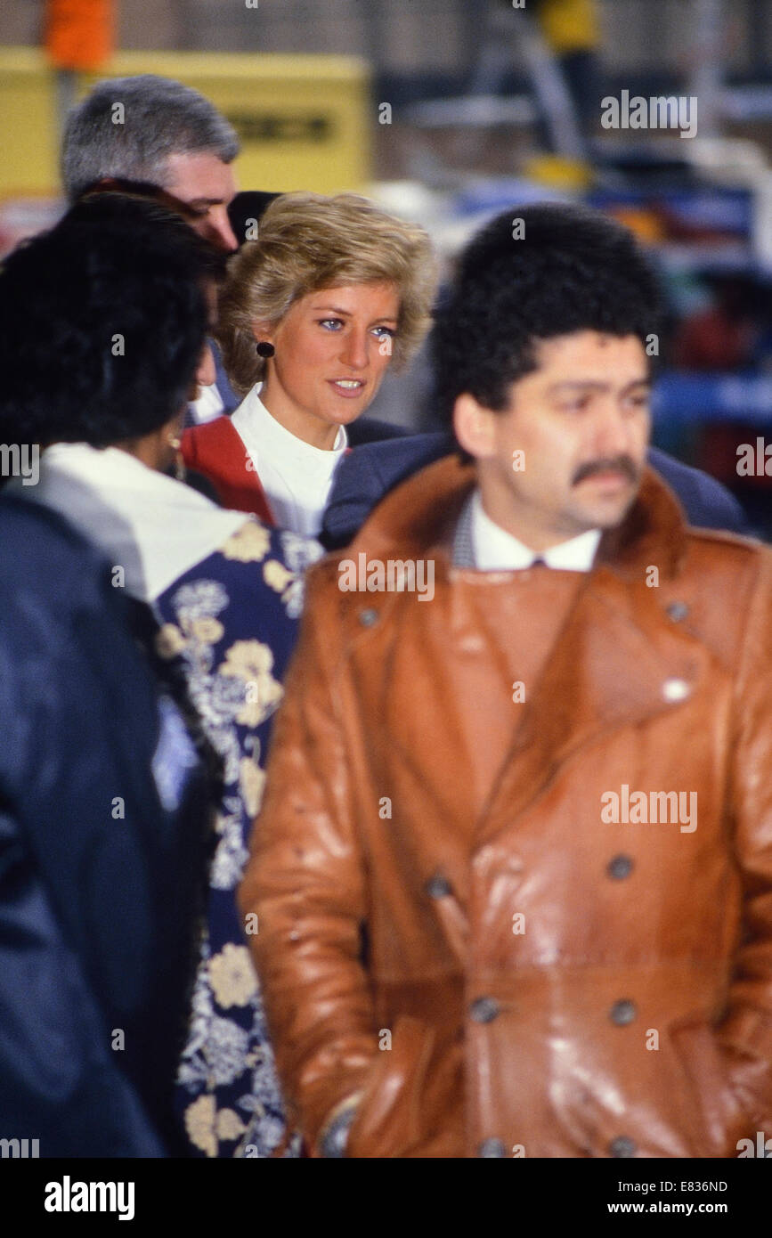 Diana, Prinzessin von Wales, umgeben von Presse und Sicherheit, bei einem Besuch in der pädiatrischen AIDS-Abteilung des Harlem Krankenhauses in Harlem. New York City, USA. 1989 Stockfoto