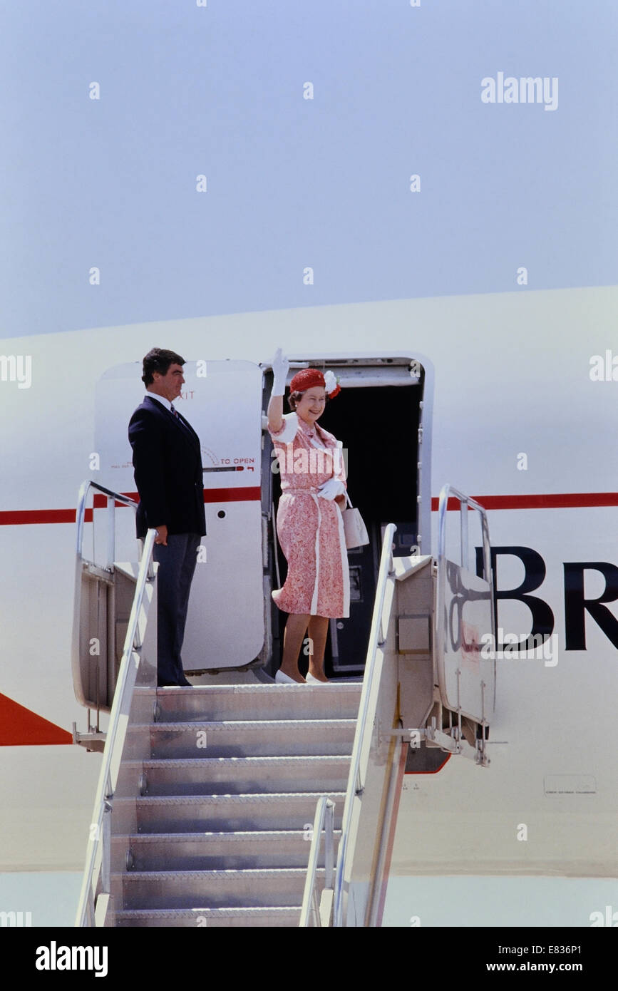 Königin Elisabeth II. Winkt Auf Wiedersehen, als sie Barbados nach einem viertägigen Besuch auf der Karibikinsel verlässt. März 1989. Stockfoto