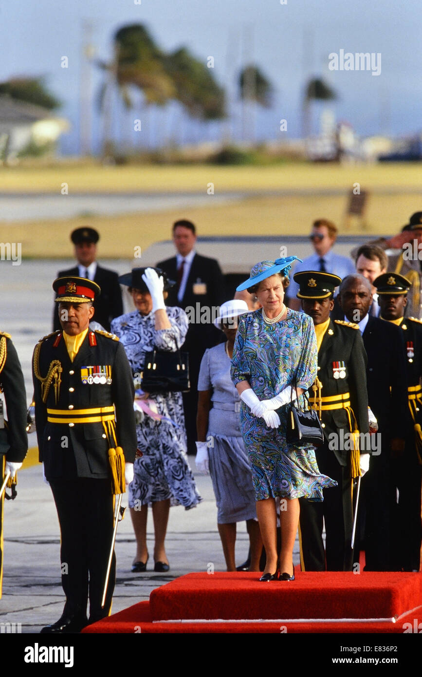 Königin Elizabeth II. auf dem roten Teppich nach der Ankunft in Barbados nach einem Royal tour 8. bis 11. März 1989 Stockfoto
