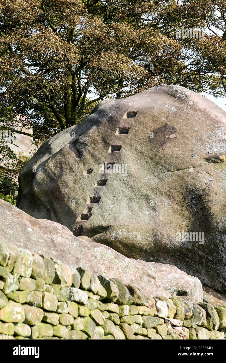 Fuß und Hand Löcher zu schneiden, in einen Felsen, um Hilfe bei The Roaches  Staffordshire Peak District Klettern Stockfotografie - Alamy