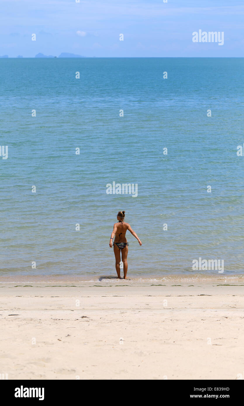 Mädchen Im Bikini Schwimmen Fotos Und Bildmaterial In Hoher Auflösung Alamy 