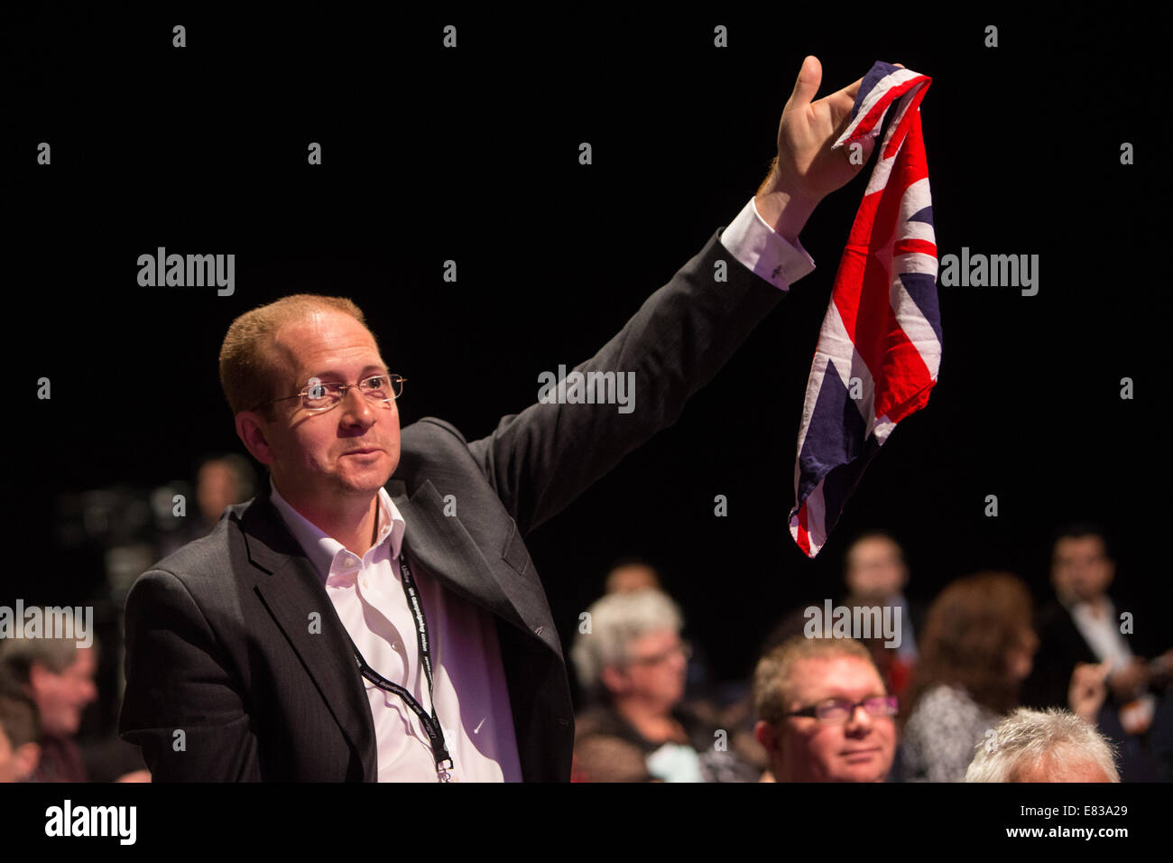 Patriotische Delegat, hält ein Union Jack versucht, eine Frage auf der Arbeitspartei Konferenz Konferenz Stockfoto