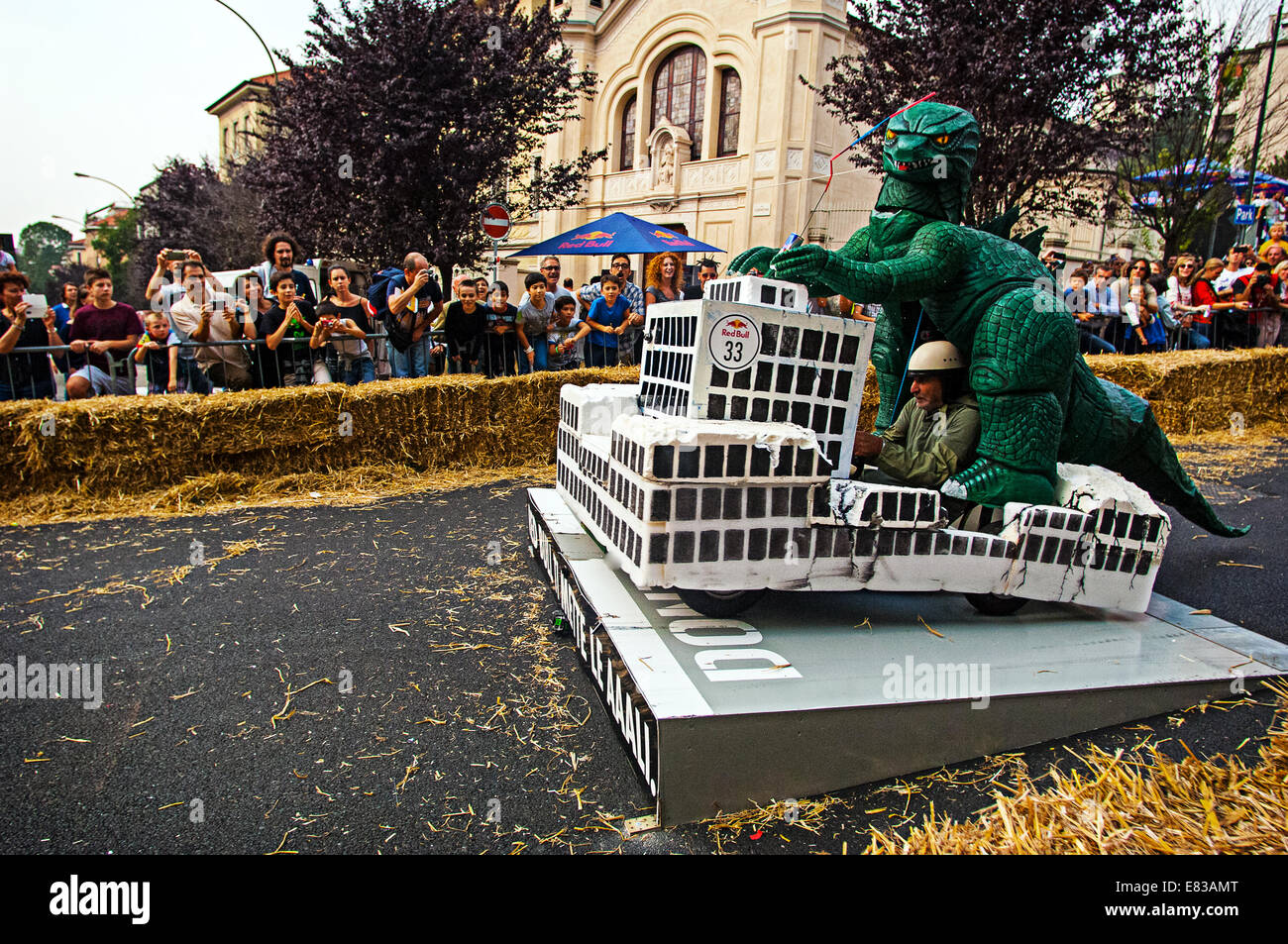 Italien-Piemont-Turin. 28. Sep, 2014. Red Bull Soapbox 2014 ist ein Rennen zwischen Fahrer und Konstrukteure von Fahrzeugen ohne motor "I Ciociari Volanti Con Godzilla Ciociasaurus" Credit: wirklich Easy Star/Alamy Live News Stockfoto