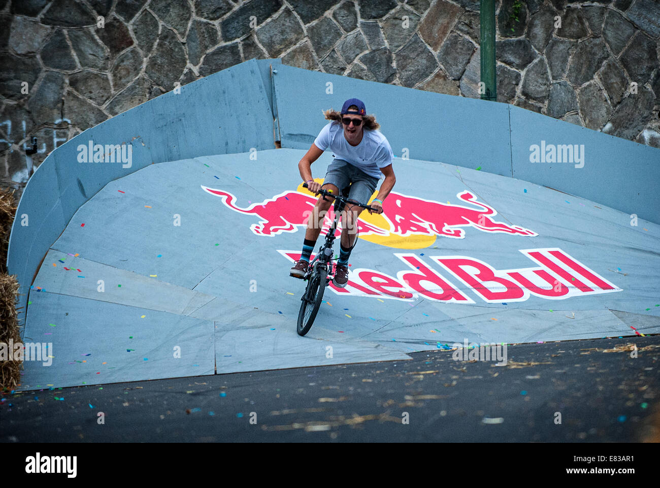 Italien-Piemont-Turin. 28. Sep, 2014. Red Bull Soapbox 2014 ist ein Rennen zwischen Fahrer und Konstruktoren von Fahrzeugen ohne Motor - Mitglied der Jury Massimiliano Piffaretti herab auf Fahrrädern Credit: wirklich Easy Star/Alamy Live News Stockfoto