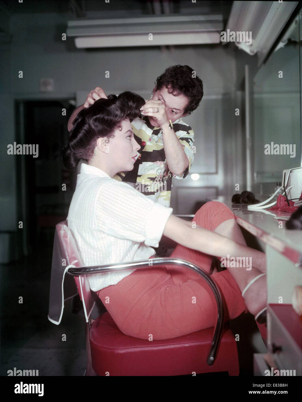 GIRL IN THE RED VELVET SWING Joan Collins in Make-up während der Dreharbeiten zu dem 1955 20th Century Fox film Stockfoto