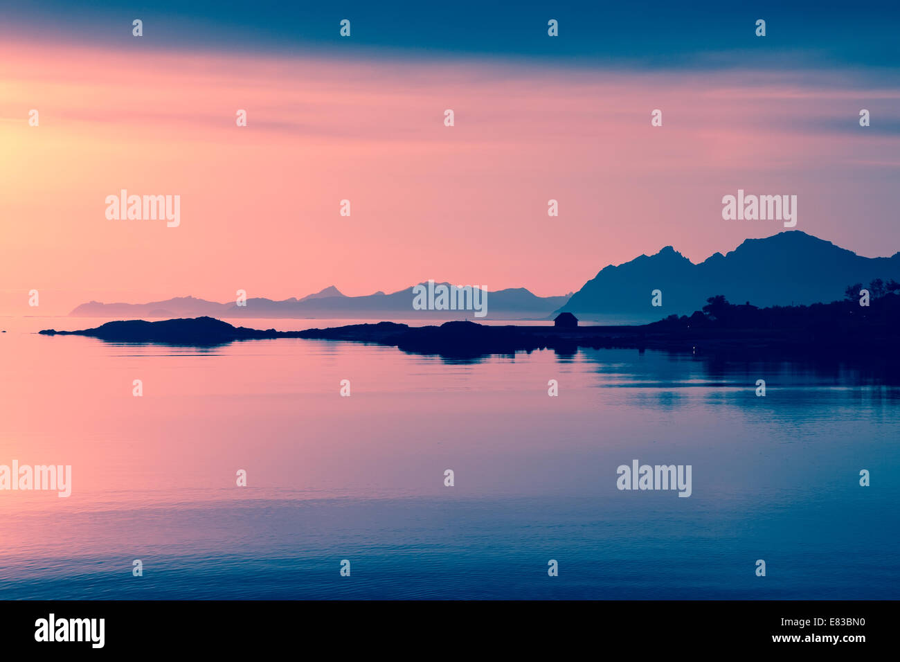 bunte Meer Sonnenuntergang auf den Lofoten Inseln, Norwegen Stockfoto