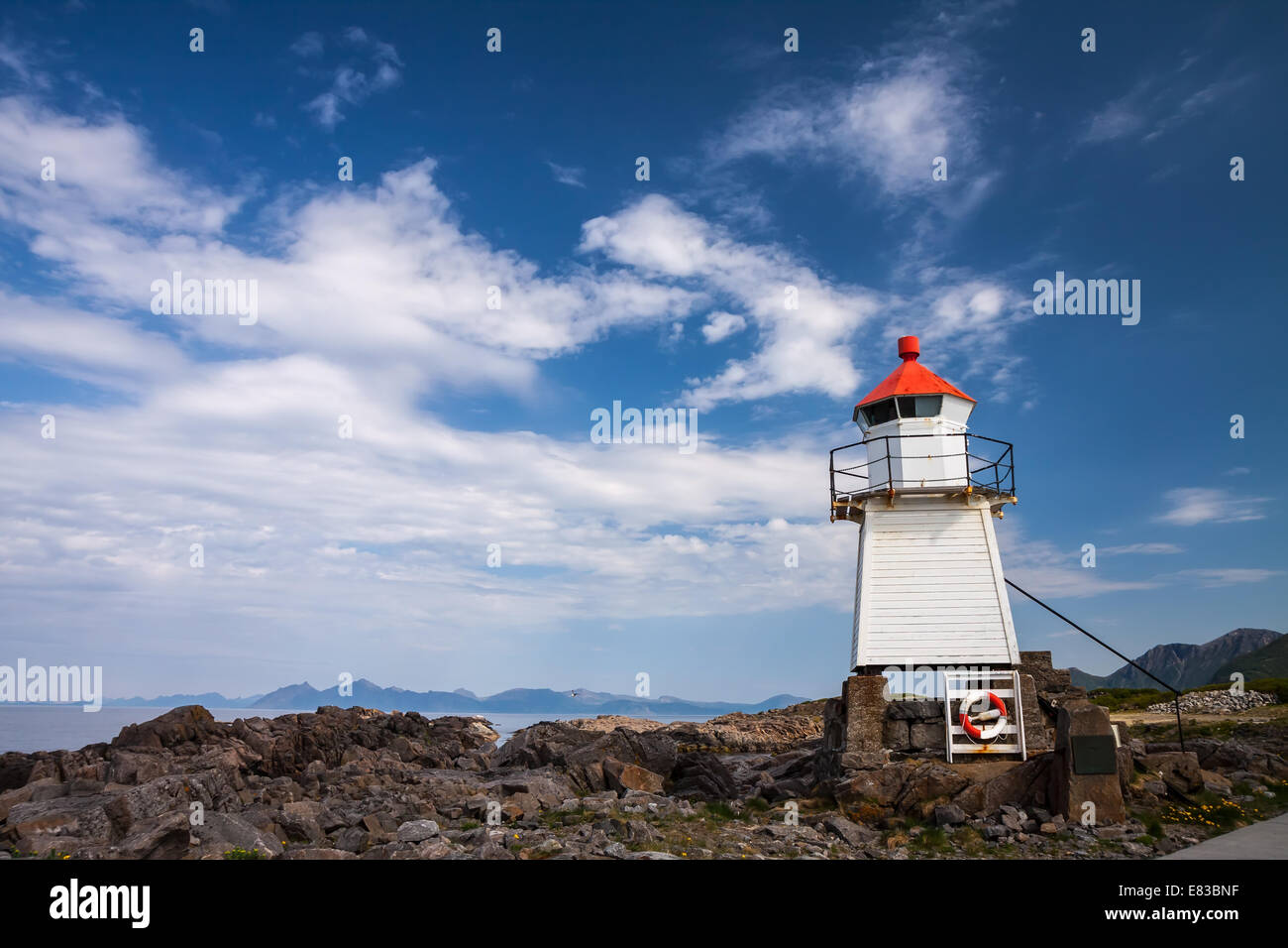 schönen Leuchtturm am Rand der felsigen Meeresküste, Lofoten, Norwegen Stockfoto