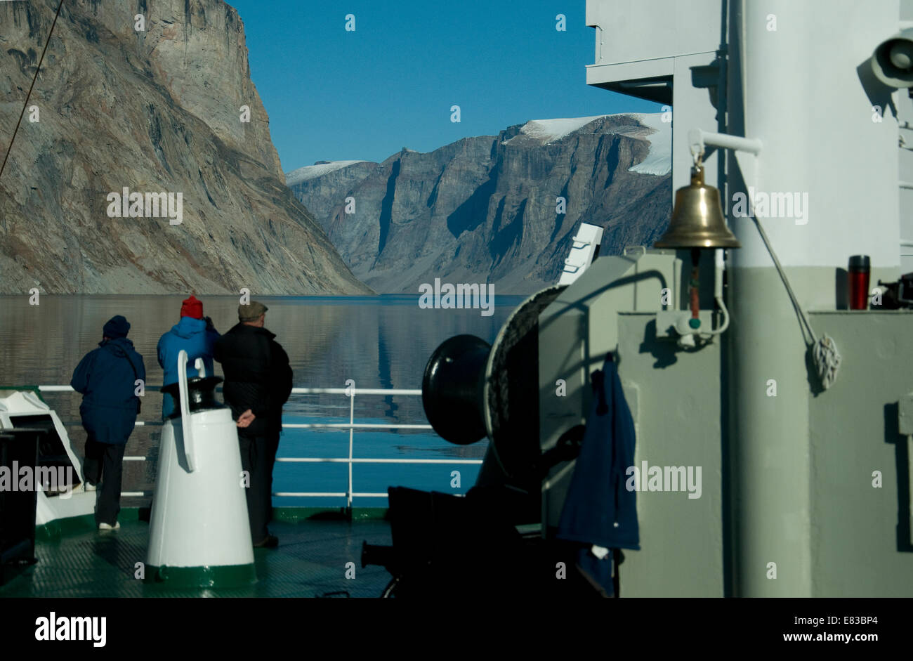 Passagierschiff ausgelegt für die Polarforschung, Akademik Ioffe erleichtert durch Gibbs Fjord in der kanadischen Arktis Stockfoto