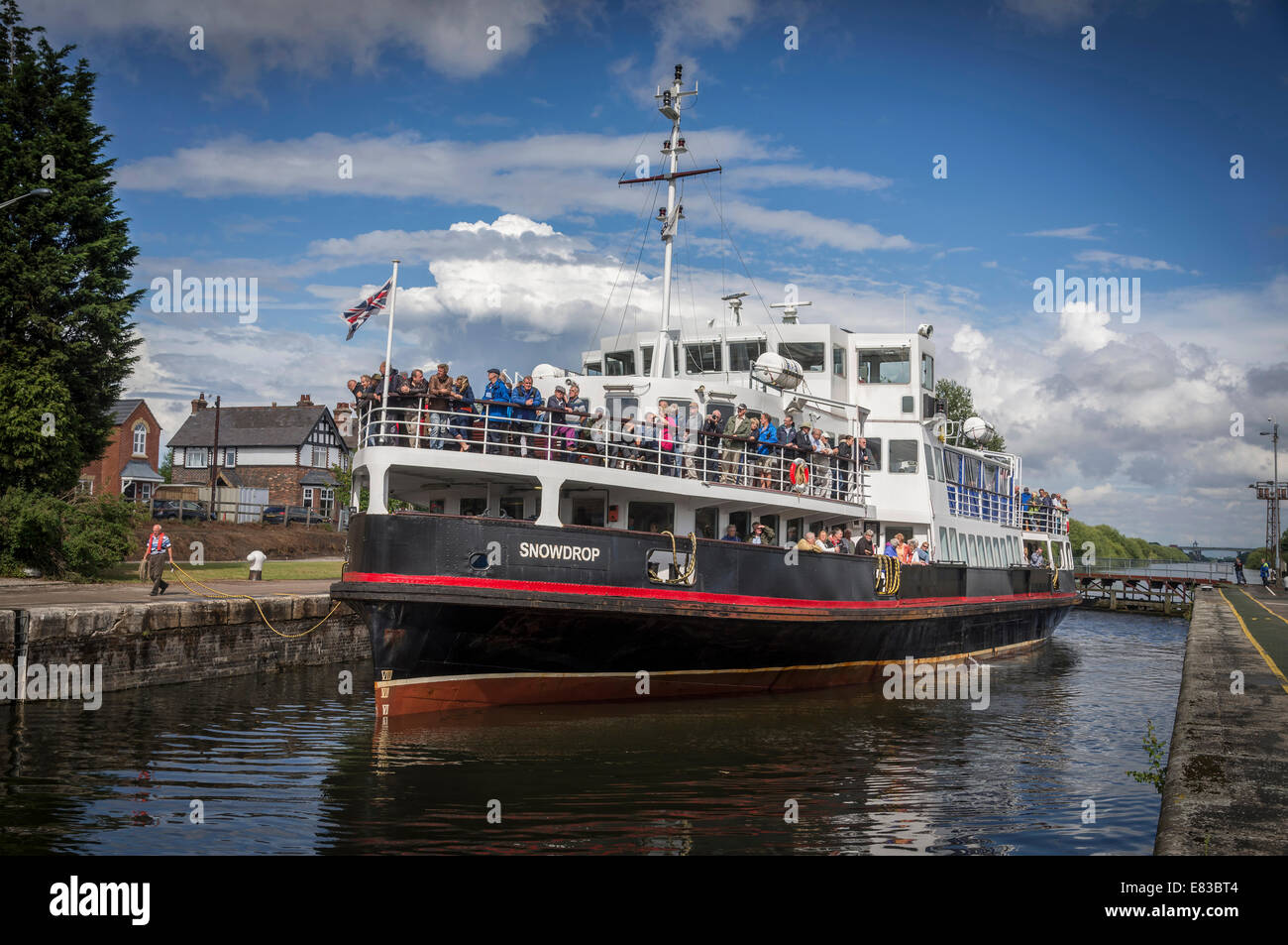 Die Merseytravel Fähre Schneeglöckchen in Latchford Schlösser auf den Manchester Ship Canal cruise in Warrington. Stockfoto